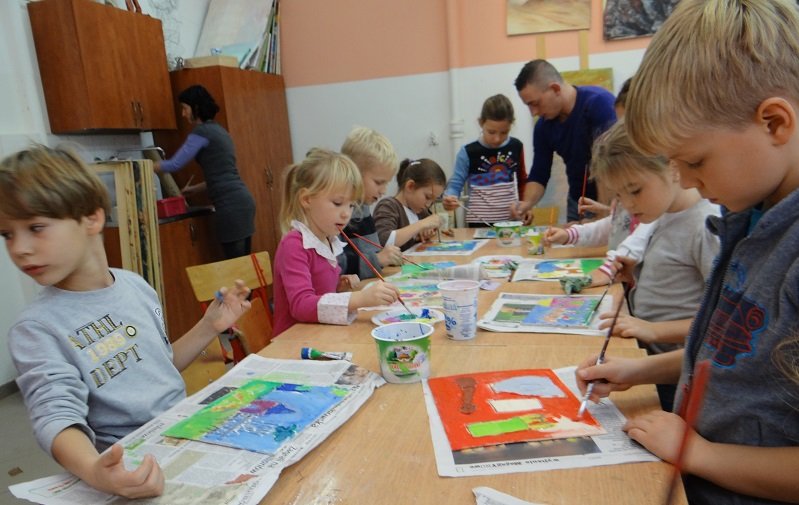 Batik, szkło i ceramika na lekcjach plastycznych
