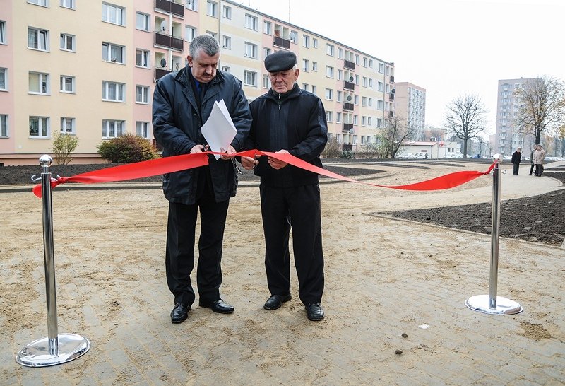 Elbląg, Nowy parking uroczyście otworzyli wiceprezydent Elbląga Janusz Hajdukowski i Jan Wiśniewski
