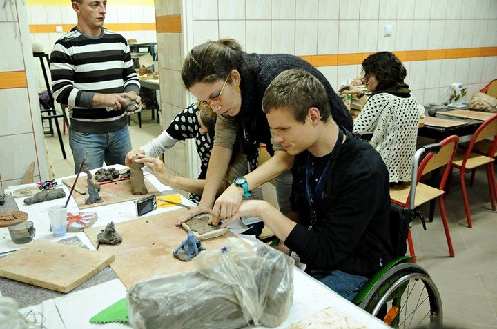 Elbląg, Uczestnicy warsztatów m.in. rzeźbią w glinie