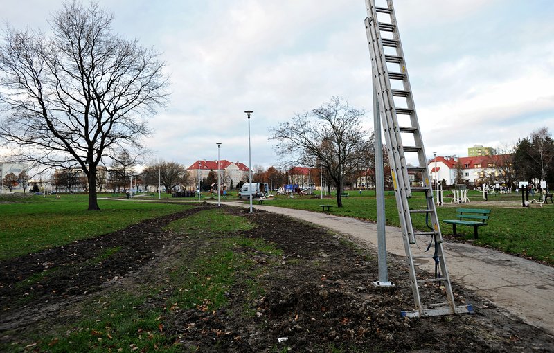 Elbląg, Na zieleńcu powstaje oświetlenie