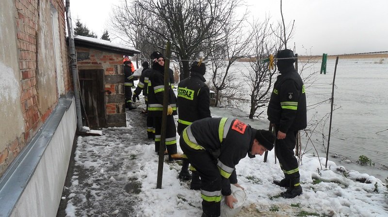 Elbląg, Strażacy zabezpieczyli workami z piaskiem zagrożone domostwa na Wyspie Nowakowskiej