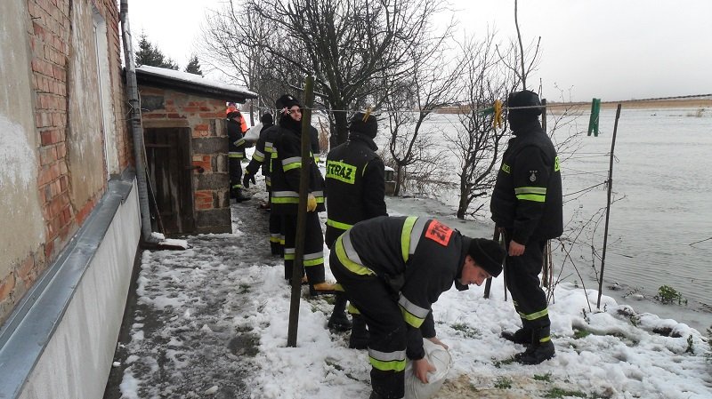 Elbląg, Strażacy zabezpieczyli workami z piaskiem zagrożone domostwa na Wyspie Nowakowskiej Elbląg, Strażacy zabezpieczyli workami z piaskiem zagrożone domostwa na Wyspie Nowakowskiej