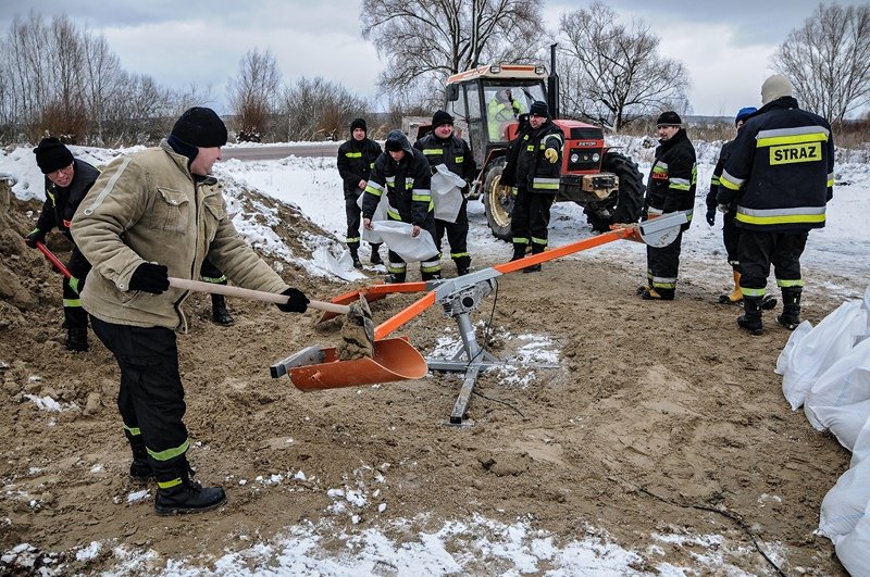 Elbląg, W razie zagrożenia powodzią, na &quot;pierwszy ogień&quot; zawsze idą cztery gospodarstwa w Nowakowie i Kępie Rybackiej, które strażacy zabezpieczają workami z piaskiem