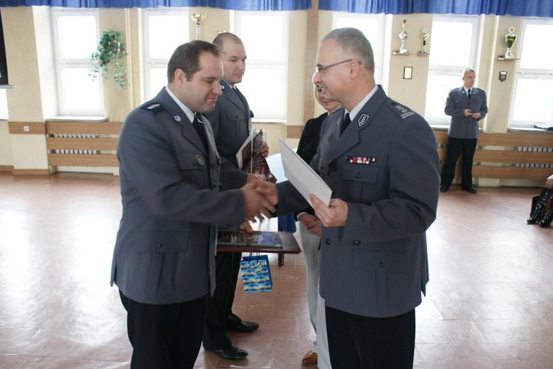 Elbląg, Asp. szt. Sławomir Łowczak i asp. szt. Artur Horbatowicz przyjęli gratulacje od komendanta insp. Marka Osika