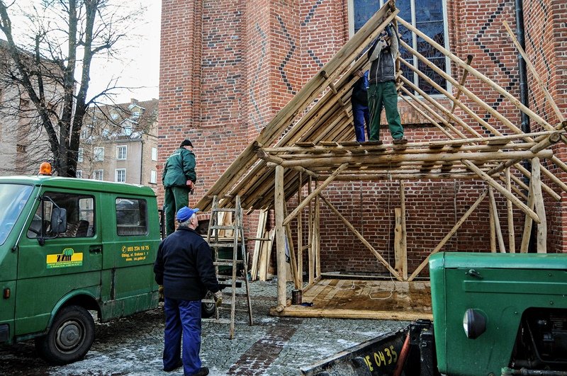 Elbląg, Dziś rozpoczęła się budowa szopki bożonarodzeniowej na Starym Rynku Elbląg, Dziś rozpoczęła się budowa szopki bożonarodzeniowej na Starym Rynku