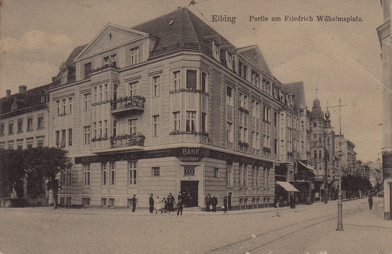 Elbląg, Friedrich Wilhelms Platz (pl. Słowiański). W lokalu z markizą znajduje się obecnie redakcja portElu.