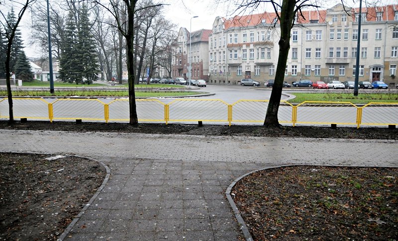 Elbląg, Elblążanie pokonywali jezdnię w miejscu niedozwolonym dlatego dziś ustawiono tam barierki