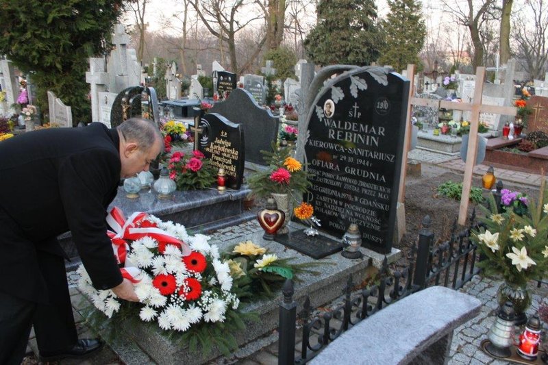 Elbląg, Prezydent Jerzy Wilk złożył dziś kwiaty na grobach elblążan, którzy zginęli w grudniu 1970 r.