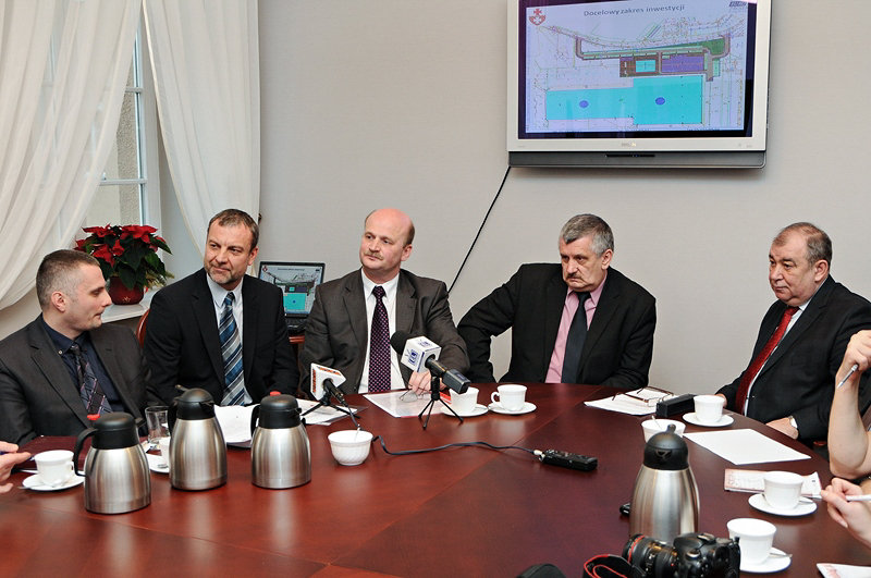 Elbląg, Twórcy elbląskiego wniosku: Bartosz Babraj, Grzegorz Latecki, Jerzy Wiadrowski oraz prezydenci Janusz Hajdukowski i Jerzy Wilk Elbląg, Twórcy elbląskiego wniosku: Bartosz Babraj, Grzegorz Latecki, Jerzy Wiadrowski oraz prezydenci Janusz Hajdukowski i Jerzy Wilk