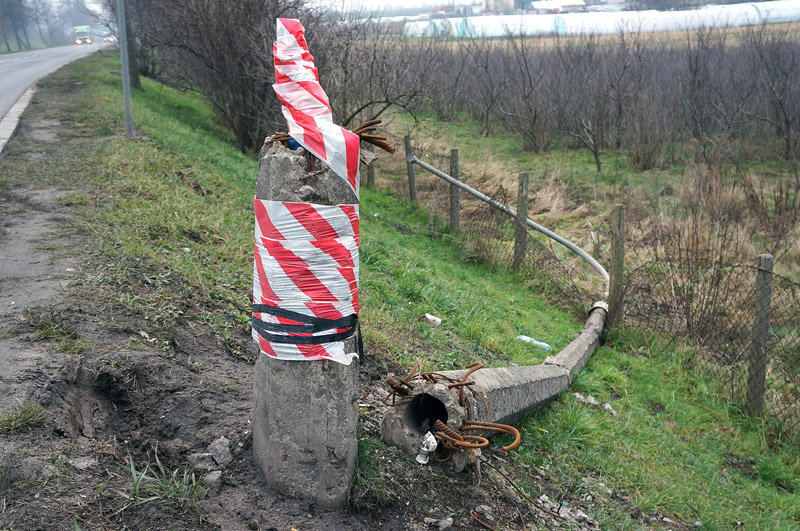 Elbląg, Złamany słup z lampą oświetleniową od miesiąca leży w rowie Elbląg, Złamany słup z lampą oświetleniową od miesiąca leży w rowie
