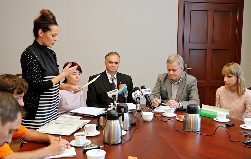 Elbląg, Arkadiusz Jachimowicz na konferencji prasowej poświęconej projektowi "Elbląg konsultuje",