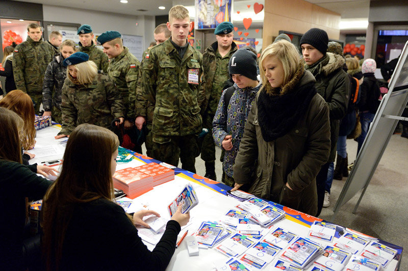 Elbląg, O godz. 9 wolontariusze zaczęli odbierać identyfikatory i puszki