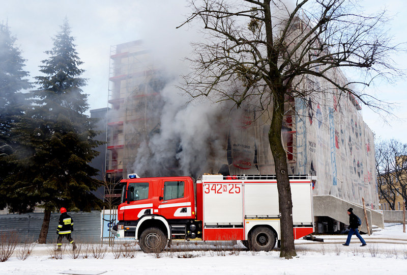 Elbląg, Budynek szkoły muzycznej jest w remoncie, kłęby dymu wydobywają się zza rusztowań