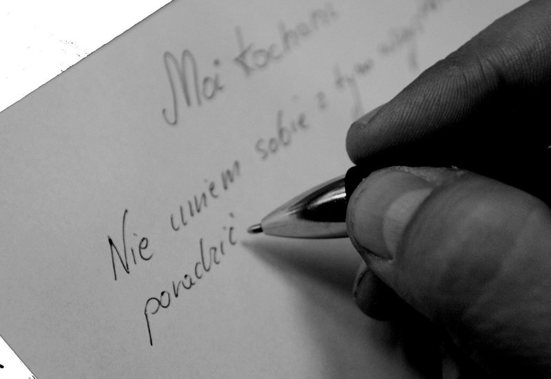 Elbląg, Człowiek stojący nad krawędzią czeka na pomoc. Rękę po jego życie wyciąga negocjator Elbląg, Człowiek stojący nad krawędzią czeka na pomoc. Rękę po jego życie wyciąga negocjator