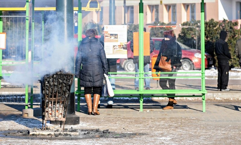 Elbląg, Dziś koksowniki grzeją m.in. na przystanku tramwajowym przy Pl. Słowiańskim Elbląg, Dziś koksowniki grzeją m.in. na przystanku tramwajowym przy Pl. Słowiańskim