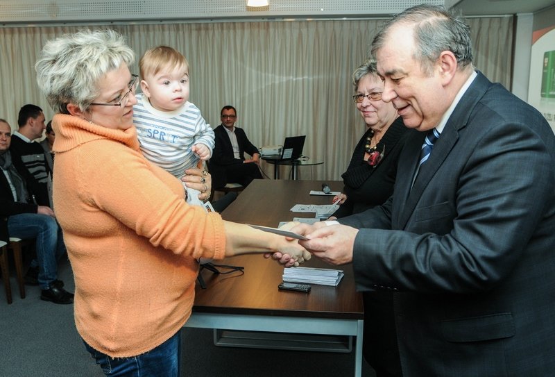 Elbląg, Prezydent Wilk wręczał dziś (30 stycznia) uroczyście Kartę Dużej Rodziny Elbląg, Prezydent Wilk wręczał dziś (30 stycznia) uroczyście Kartę Dużej Rodziny