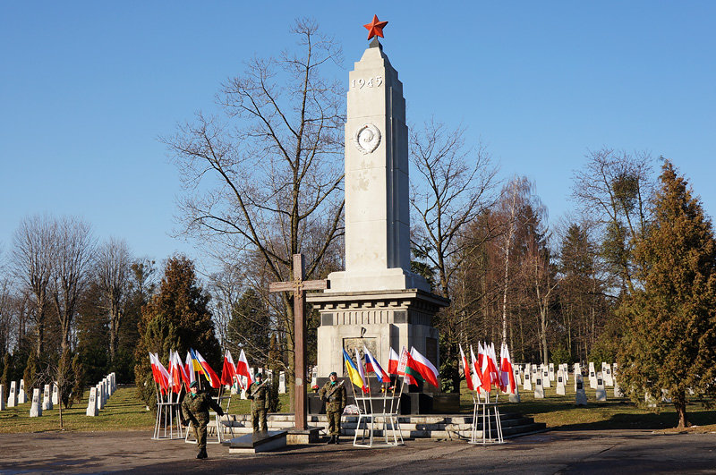 Elbląg, Dziś przed pomnikiem żołnierzy radzieckich stanęły posterunki honorowe Elbląg, Dziś przed pomnikiem żołnierzy radzieckich stanęły posterunki honorowe