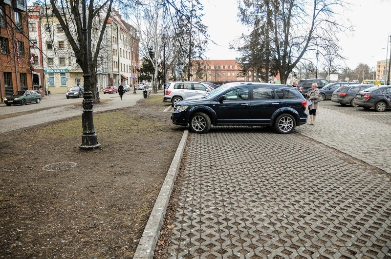 Elbląg, Jak mówi nasza Czytelniczka każdorazowa wizyta na parkingu kończy się każdorazową wizytą w myjni