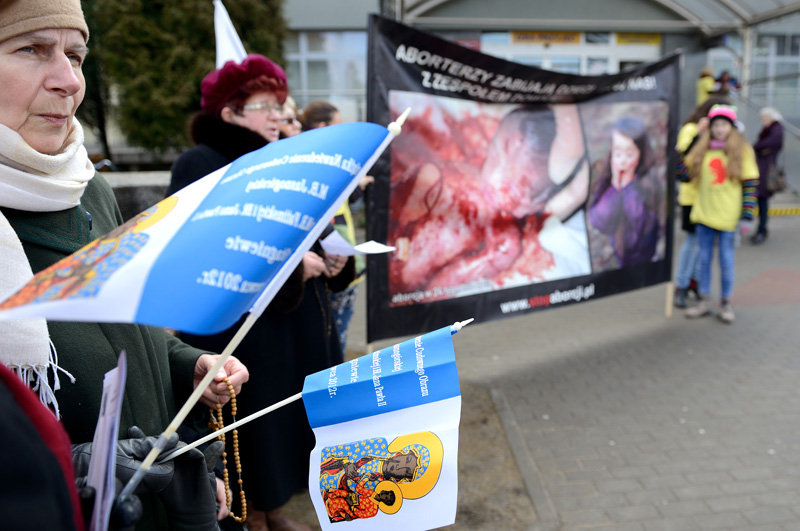 Elbląg, W pikiecie przed szpitalem wzięła udział garstka przeciwników aborcji Elbląg, W pikiecie przed szpitalem wzięła udział garstka przeciwników aborcji