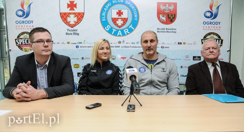 Elbląg, Od lewej: nowy wiceprezes Rafał Traks, kapitan zespołu Agnieszka Wolska, trener Antoni Parecki oraz wiceprezes Stanisław Tomczyński Elbląg, Od lewej: nowy wiceprezes Rafał Traks, kapitan zespołu Agnieszka Wolska, trener Antoni Parecki oraz wiceprezes Stanisław Tomczyński