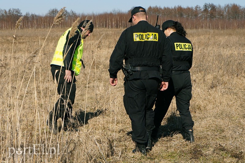 Elbląg, Policjanci zabezpieczają znalezisko do czasu przyjazdu saperów