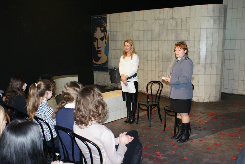 Elbląg, Teatralny spektakl oraz spotkanie z policjantką oraz terapeutą