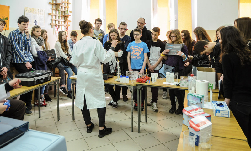 Elbląg, Nie na wagary, a do szkoły