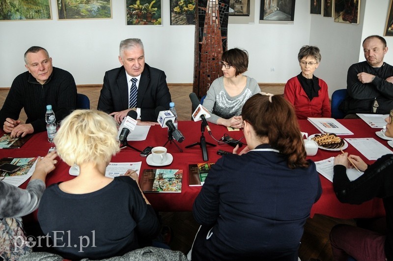 Elbląg, W Światowidzie odbyła się konferencja prasowa poświęcona projektowi S.O.S. dla żuławskich domów podcieniowych