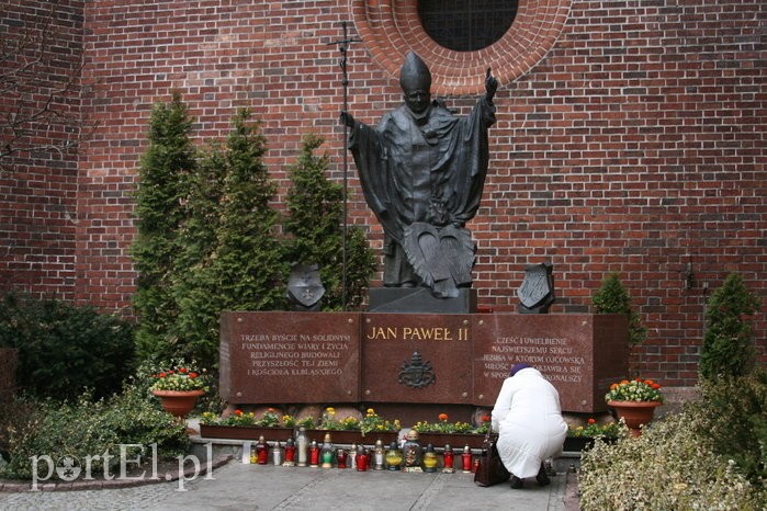 Elbląg, Pomnik Jana Pawła II stanął przed elbląską katedrą w 2001 roku Elbląg, Pomnik Jana Pawła II stanął przed elbląską katedrą w 2001 roku