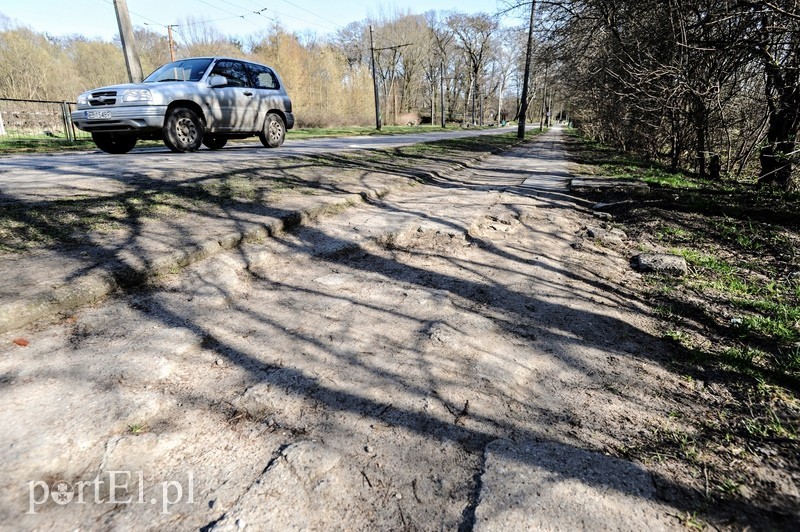 Elbląg, Ulica Marymoncka:  i chodnik, i jezdnia proszą o remont