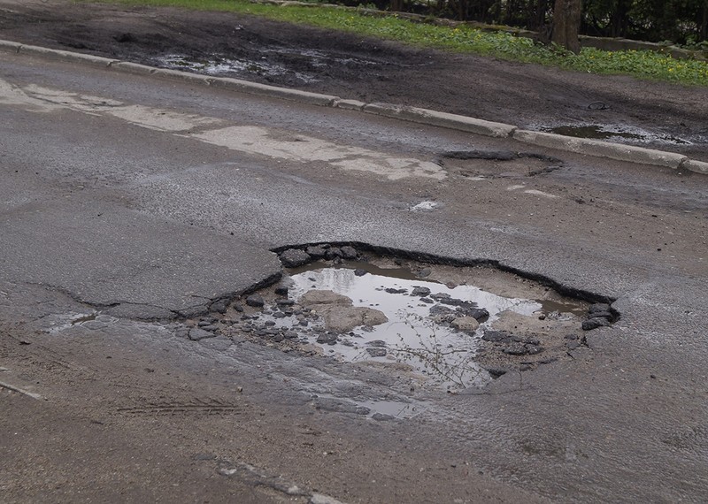 Elbląg, Dziura-gigant na ulicy Królewieckiej koło budynku bylego Plastyku