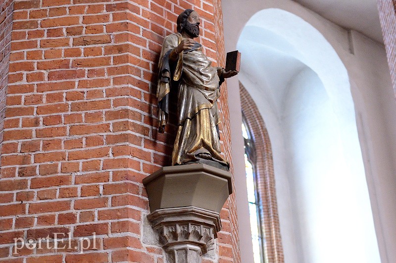 Elbląg, Figury, które widnieją na słupach katedry ufundował Mikołaj Wulzak, duchowny elbląski, mecenas sztuki i fundator biblioteki parafialnej Elbląg, Figury, które widnieją na słupach katedry ufundował Mikołaj Wulzak, duchowny elbląski, mecenas sztuki i fundator biblioteki parafialnej