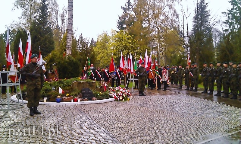 Elbląg, W Elblągu uroczystości katyńskie obchodzi się pod krzyżem na cmentarzu Agrykola ( Elbląg, W Elblągu uroczystości katyńskie obchodzi się pod krzyżem na cmentarzu Agrykola (