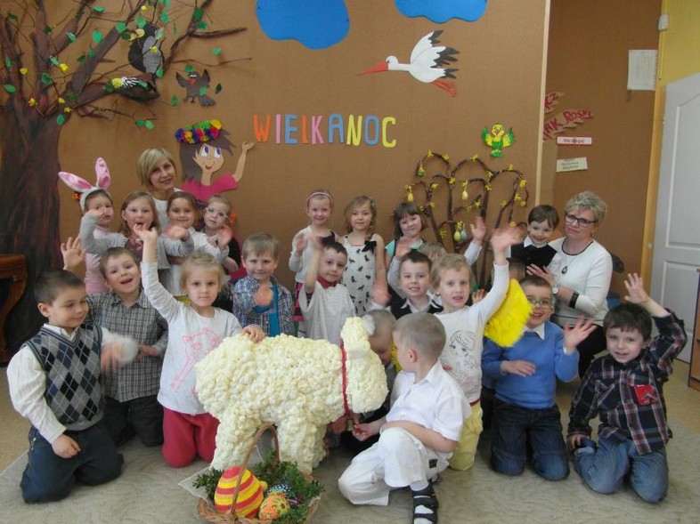 Elbląg, Dzieci z Przedszkola Nr 8 przy wielkanocnym stole Elbląg, Dzieci z Przedszkola Nr 8 przy wielkanocnym stole