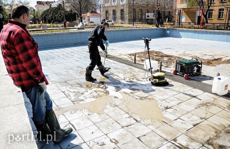 Elbląg, Fontanna ma lśnić błękitem