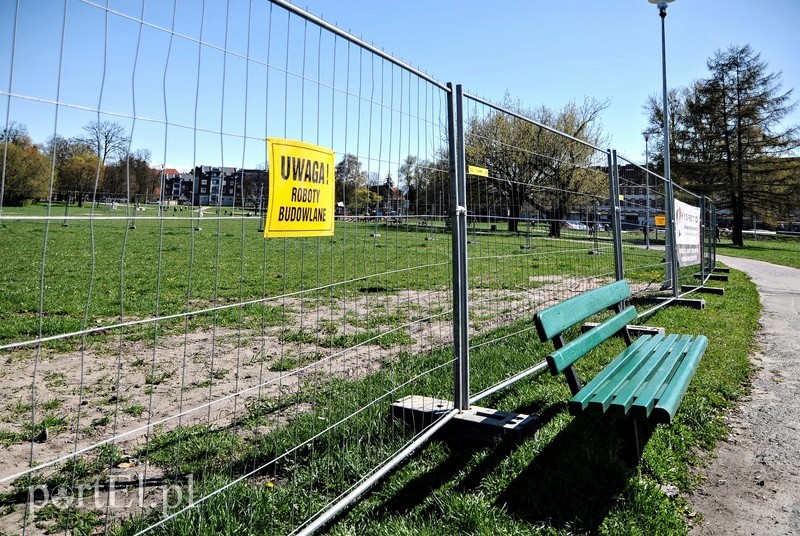 Elbląg, Na skwerze pomiędzy ul. Mickiewicza a ul. Żeromskiego wykonawca już zabezpieczył teren Elbląg, Na skwerze pomiędzy ul. Mickiewicza a ul. Żeromskiego wykonawca już zabezpieczył teren