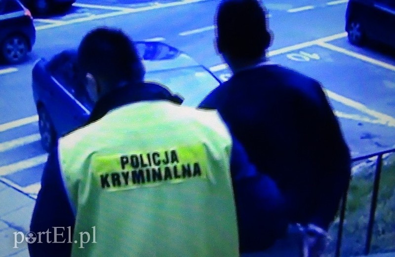 Elbląg, Policjanci zatrzymali 31-letniego celnika z przejścia w Gronowie pod zarzutem przyjmowania łapówek