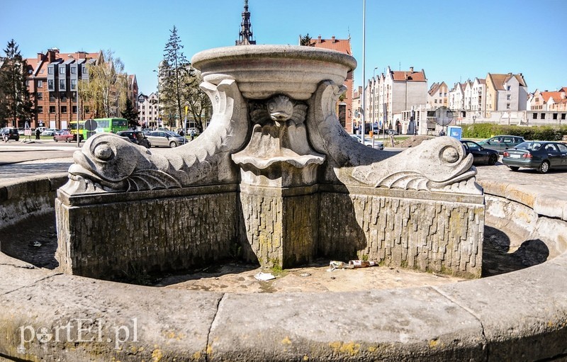 Elbląg, Fontanna na Placu Słowiańskim "tryśnie" wodą 1 maja