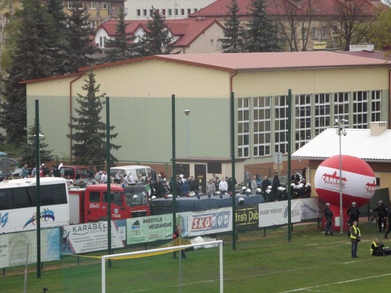 Elbląg, Kibice Olimpii prowadzili doping stojąc za bramą stadionu Siarki