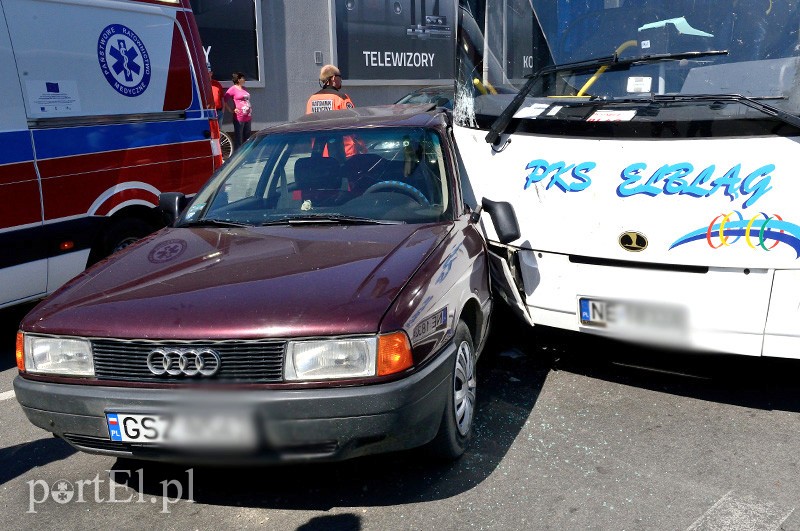 Elbląg, Audi wjechało wprost pod autokar Elbląg, Audi wjechało wprost pod autokar
