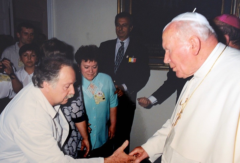Elbląg, Pan Henryk ma na pamiątkę zdjęcia z Janem Pawłem II, które wykonał papieski fotograf Elbląg, Pan Henryk ma na pamiątkę zdjęcia z Janem Pawłem II, które wykonał papieski fotograf