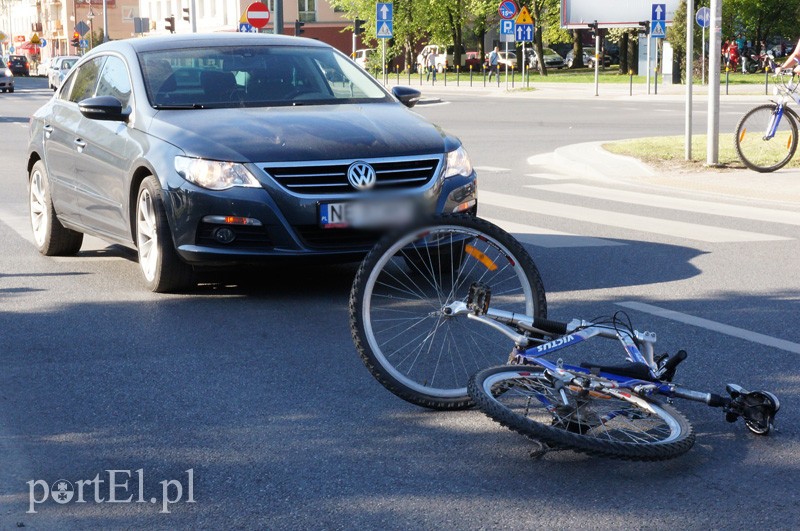 Elbląg, Rowerzysta wjechał w volkswagena Elbląg, Rowerzysta wjechał w volkswagena
