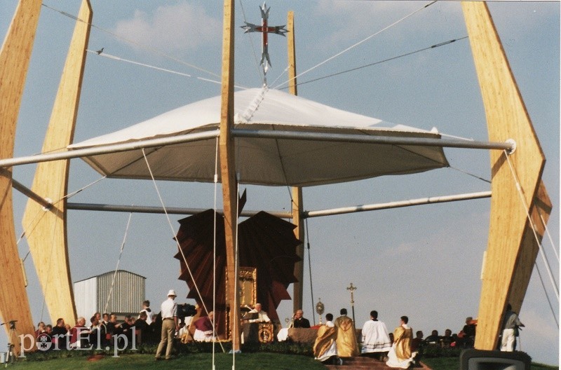 Elbląg, W  czerwcu 1999 roku Jan Paweł II przyjechał z pielgrzymką do Elbląga. Spotkanie z wiernymi odbyło się na lotnisku, na którym powstał kopiec z ołtarzem