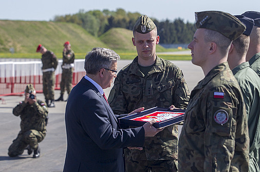 Elbląg, Prezydent RP Bronisław Komorowski pożegnał żołnierzy udających się na NATO-wską misję Baltic Air Policing Elbląg, Prezydent RP Bronisław Komorowski pożegnał żołnierzy udających się na NATO-wską misję Baltic Air Policing