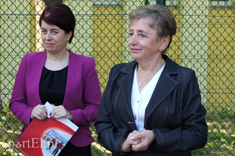 Elbląg, Teodozja Moczadłowska (po prawej) jest pomysłodawczynią kompleksu boisk przy ul. Mazurskiej Elbląg, Teodozja Moczadłowska (po prawej) jest pomysłodawczynią kompleksu boisk przy ul. Mazurskiej