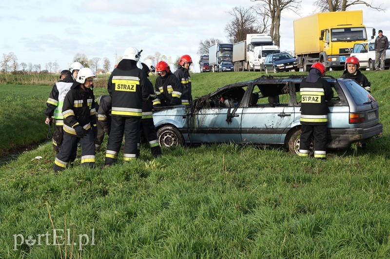 Elbląg, Volkswagen dachował i wpadł do rowu z wodą. 30-letnią kobietę, która prowadziła auto, przed utonięciem uratowali przejeżdżający tamtędy kierowcy Elbląg, Volkswagen dachował i wpadł do rowu z wodą. 30-letnią kobietę, która prowadziła auto, przed utonięciem uratowali przejeżdżający tamtędy kierowcy