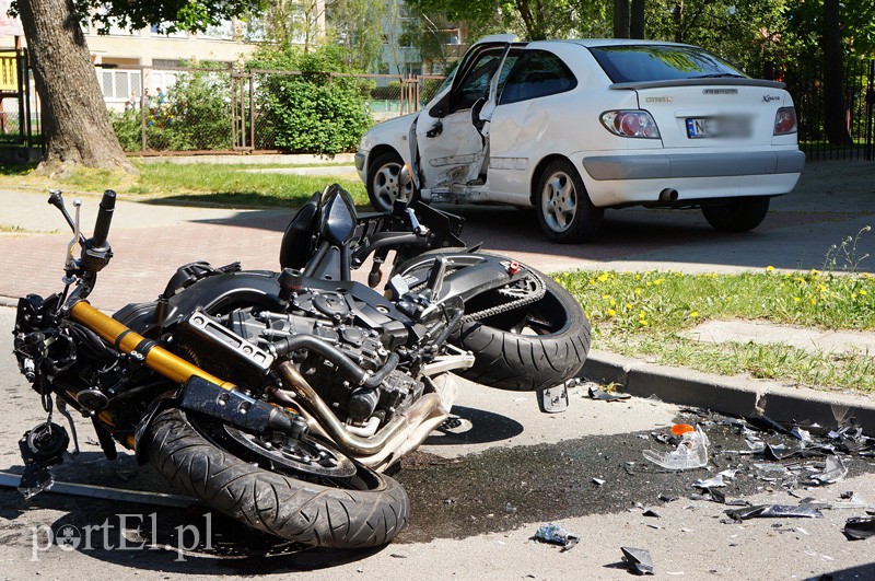 Elbląg, Wypadek na Wiejskiej - motocyklista ciężko ranny Elbląg, Wypadek na Wiejskiej - motocyklista ciężko ranny