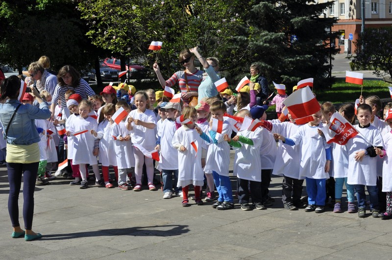Elbląg, "Biało-czerwony" marsz przedszkolaków Elbląg, "Biało-czerwony" marsz przedszkolaków