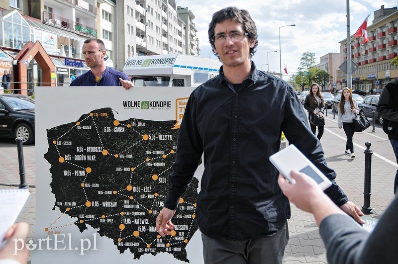 Elbląg, Maciej Kowalski to kandydat, na którego elblążanie nie mogliby zagłosować. Dlaczego? Dlatego, że nie jest na liście z okręgu warmińsko- mazursko- podlaskiego Elbląg, Maciej Kowalski to kandydat, na którego elblążanie nie mogliby zagłosować. Dlaczego? Dlatego, że nie jest na liście z okręgu warmińsko- mazursko- podlaskiego