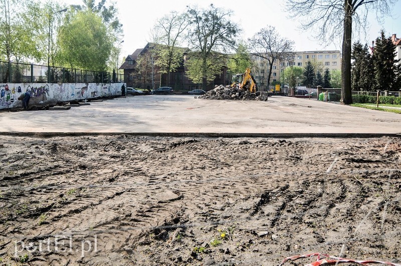 Elbląg, Prace budowlane na boisku przy II LO mają zakończyć się w połowie czerwca,